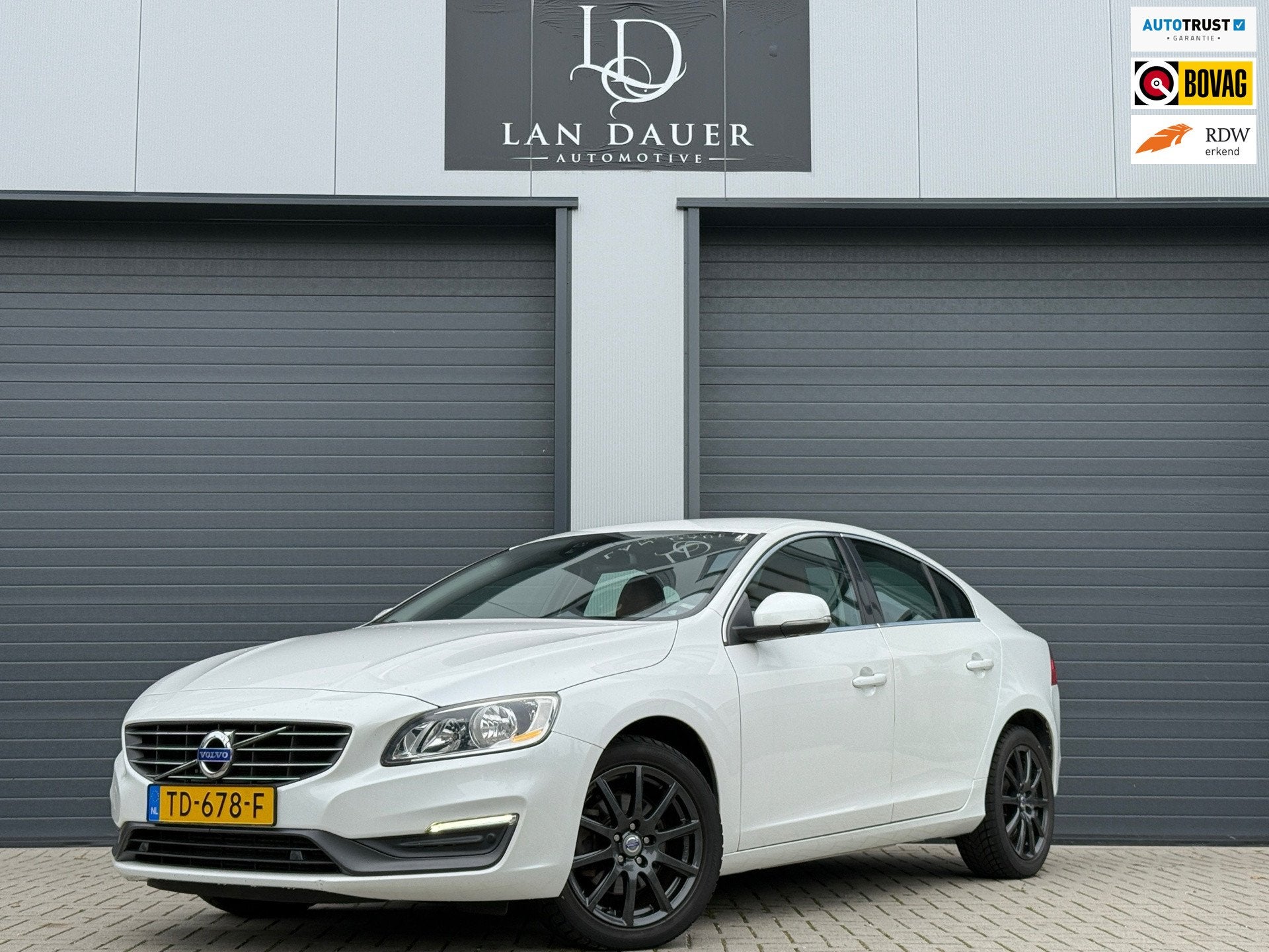 Volvo S60 1.6 T3 R-Design / AUTOMAAT / LEDEREN BEKLEDING, Auto's, 15 km/l, Gebruikt, 4 cilinders, 150 pk