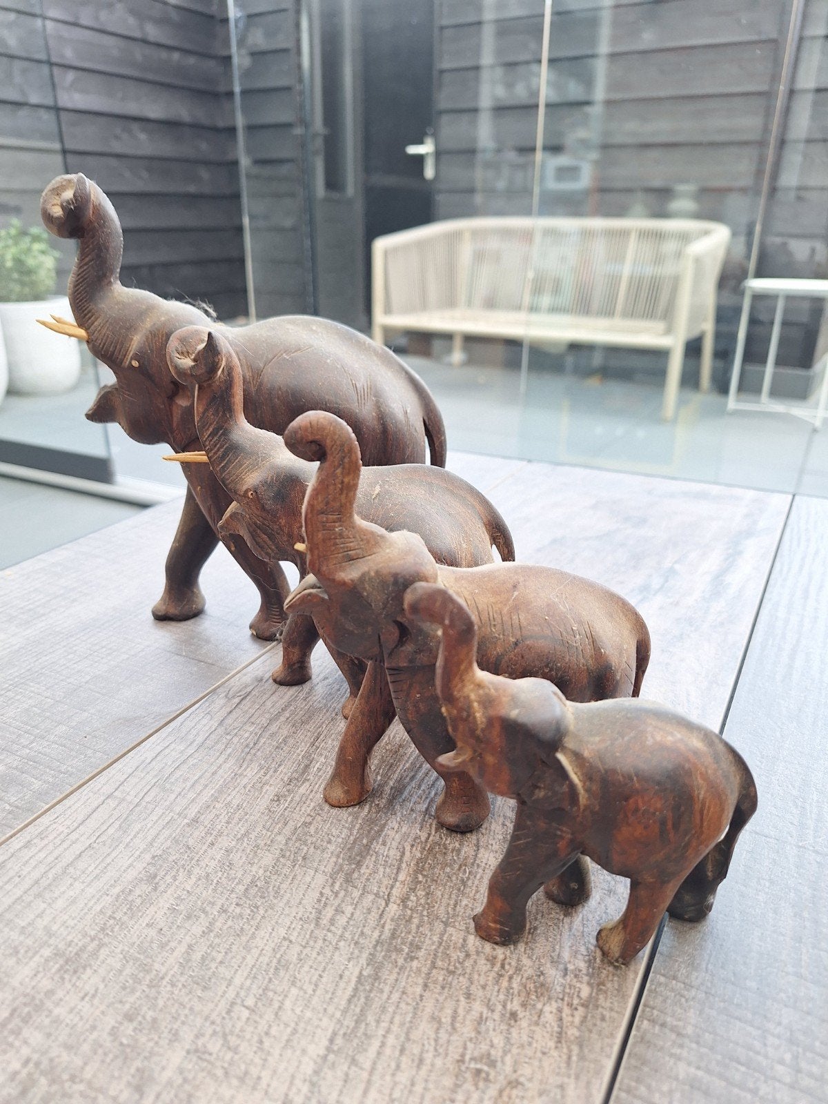 Set van 4 handgesneden houten olifantenbeelden, Antiek en Kunst, Ophalen, 20 - 50 cm, Beeld, Hout
