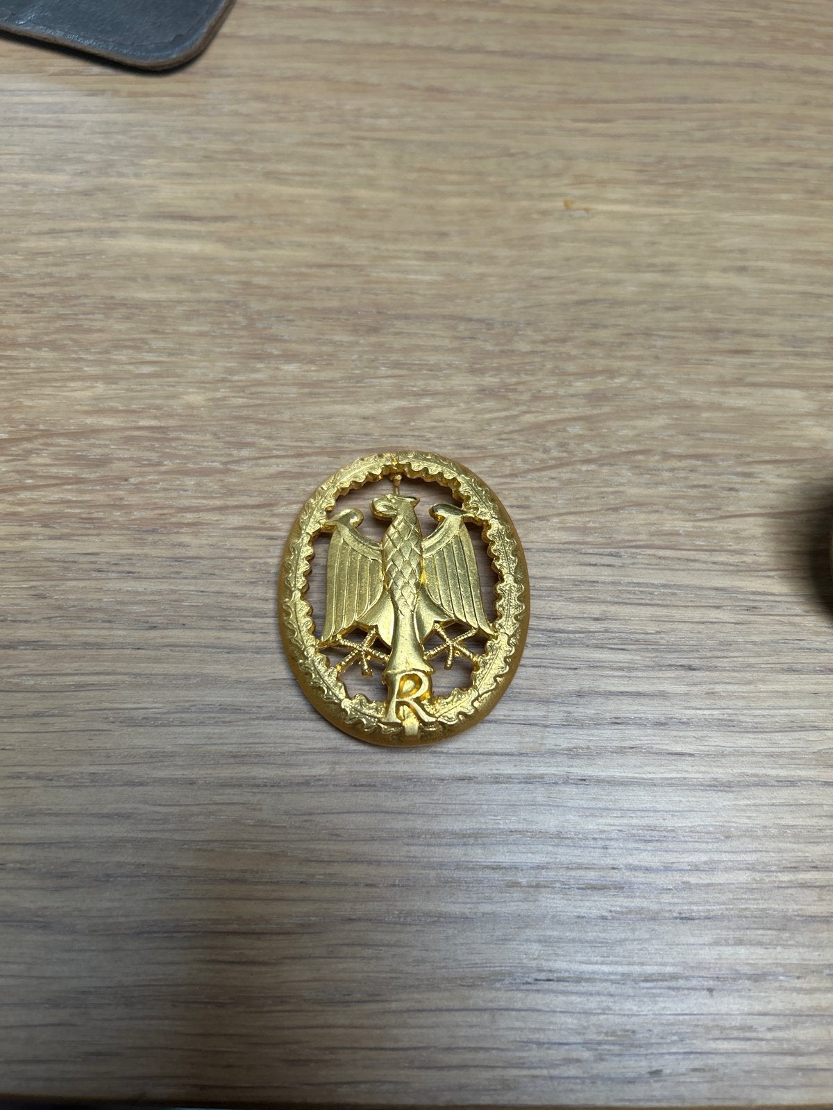 Gouden Duitse Adelaar Embleem - Militair Verzamelobject, Verzamelen, Ophalen of Verzenden, Overige soorten, Duitsland, Embleem of Badge