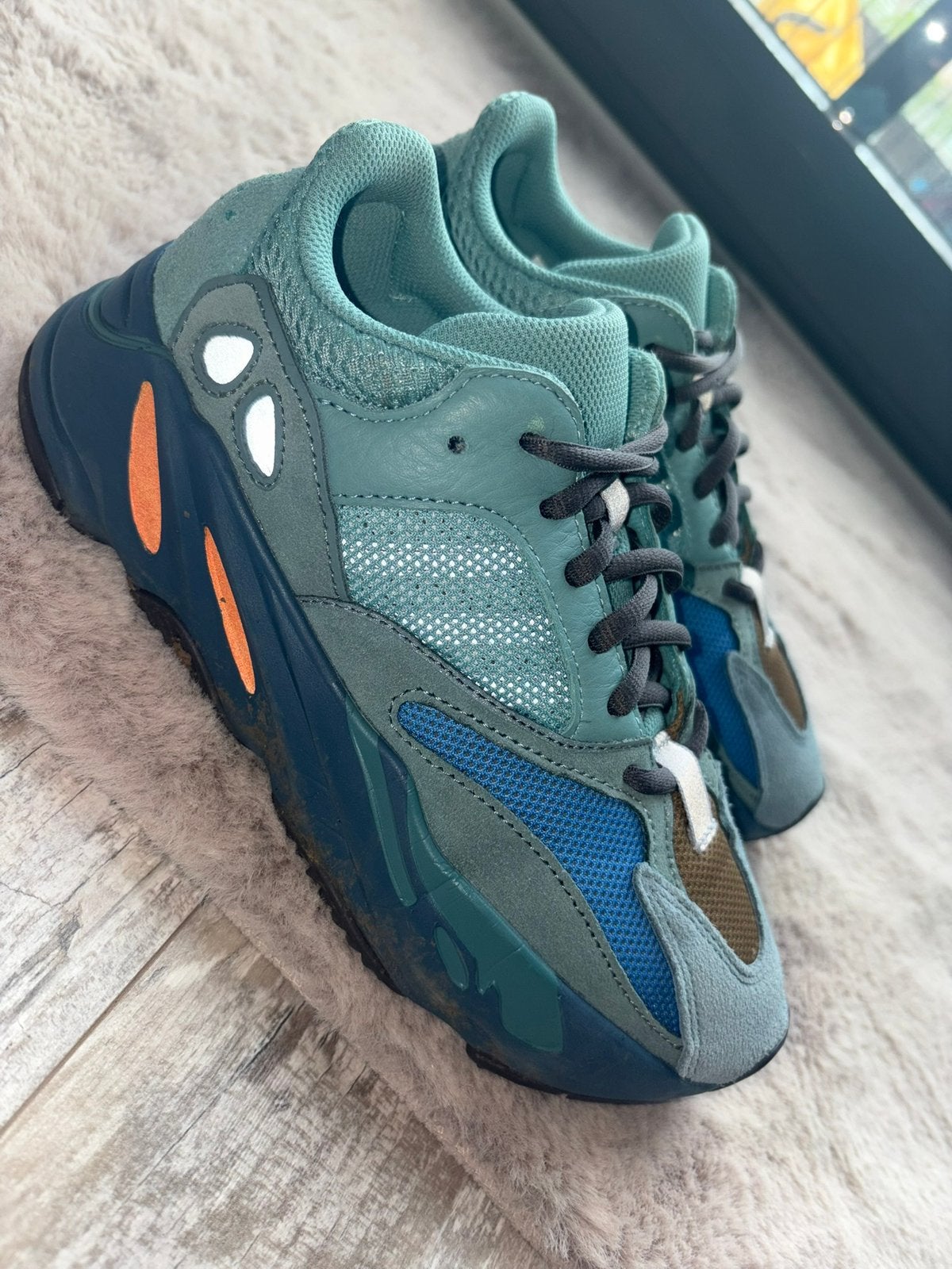 Yeezy boost 700, Blauw, Ophalen of Verzenden, Sneakers of Gympen, Zo goed als nieuw