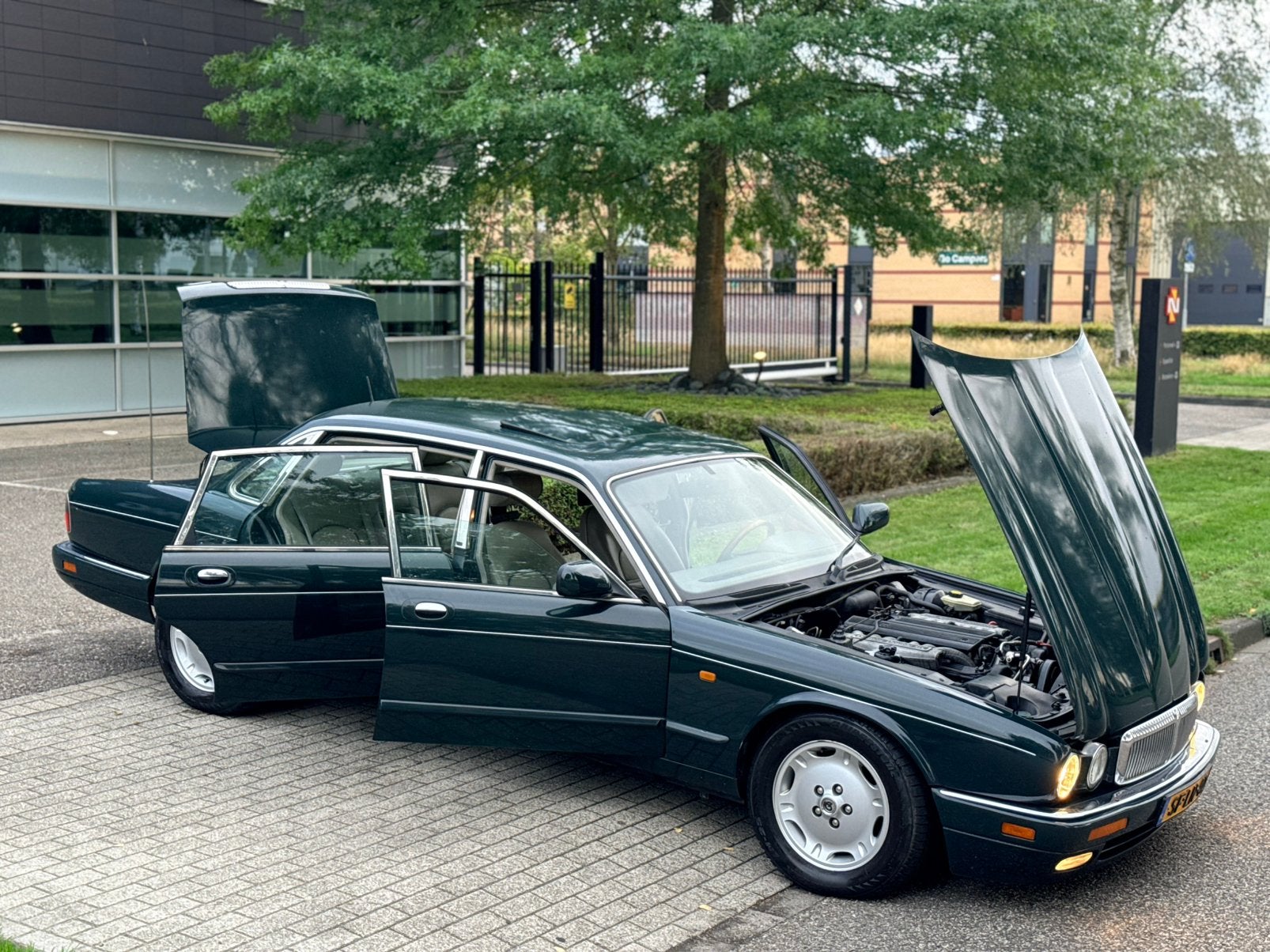 VIP Daimler Double-Six 6.0 V12 LWB AUT NAP Tafels Dvd Leder, Auto's, Automaat, Achterwielaandrijving, Beige, 12 cilinders
