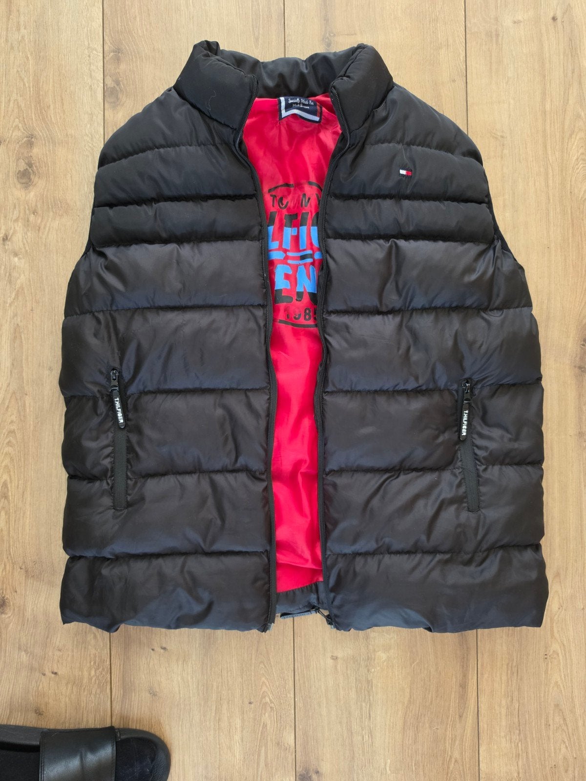 Tommy Hilfiger Bodywarmer Zwart met Rode Voering, Zwart, Maat 42/44 (L), Ophalen of Verzenden, Gedragen