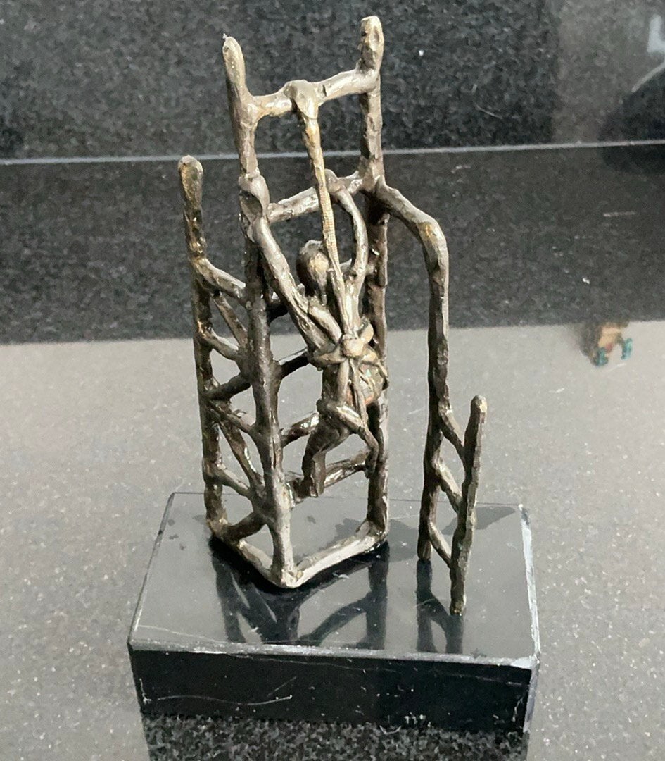 Bronzen beeld. Klimrek. 30 cm hoog, Antiek en Kunst, Ophalen of Verzenden