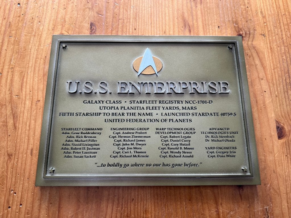 Eaglemoss U.S.S. Enterprise D Plaque, Ophalen, Zo goed als nieuw, Tv, Beeldje, Replica of Model
