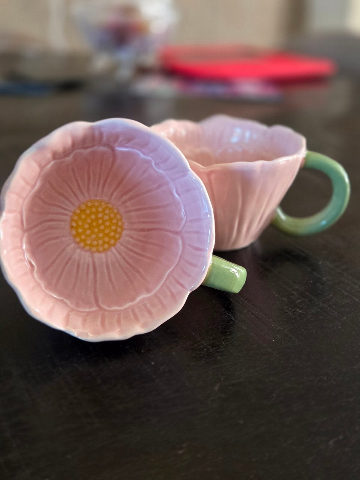 Set van 2 roze bloemvormige kopjes met groene oren, Keramiek, Ophalen of Verzenden, Zo goed als nieuw, Modern