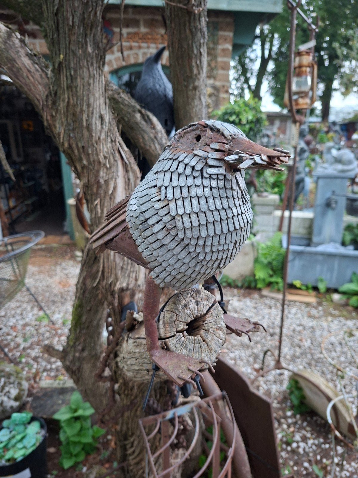 Unieke metalen vogel op tak - Tuindecoratie, Ophalen of Verzenden, Nieuw, Metaal, Dierenbeeld