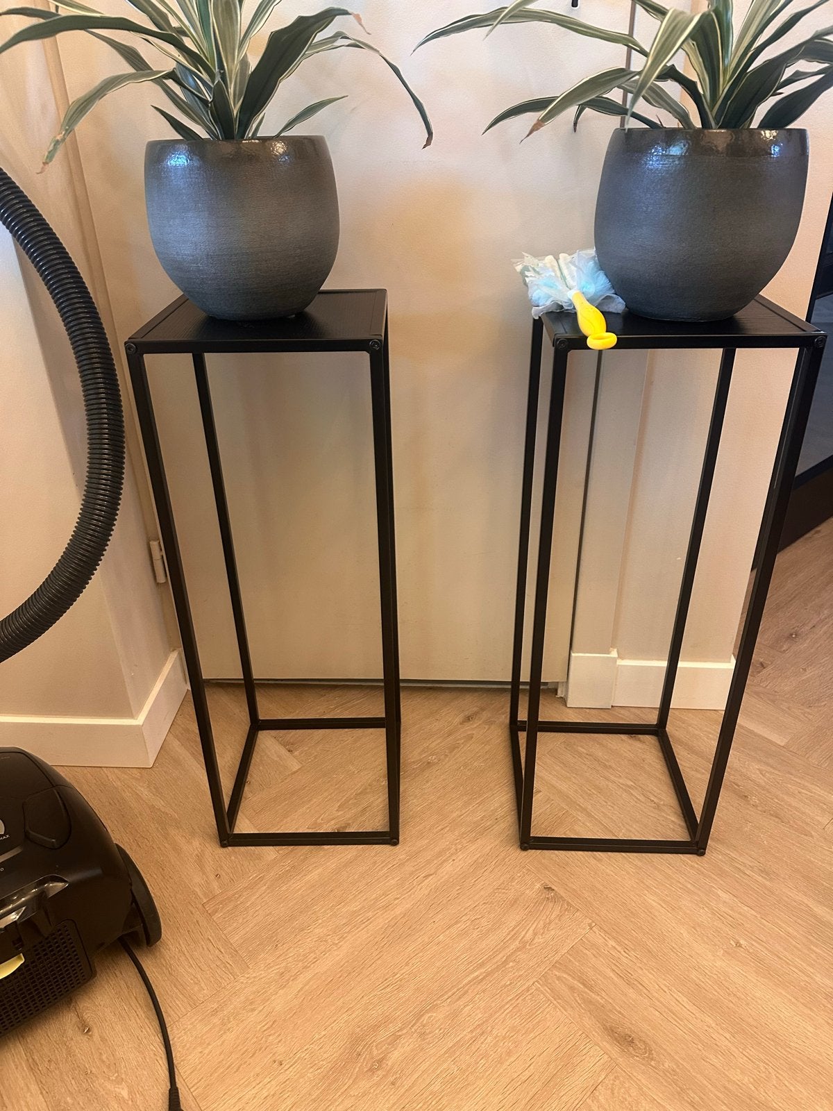 Set van 2 plantentafels (evt. met planten), Metaal of Aluminium, Vierkant, Ophalen of Verzenden, Zo goed als nieuw