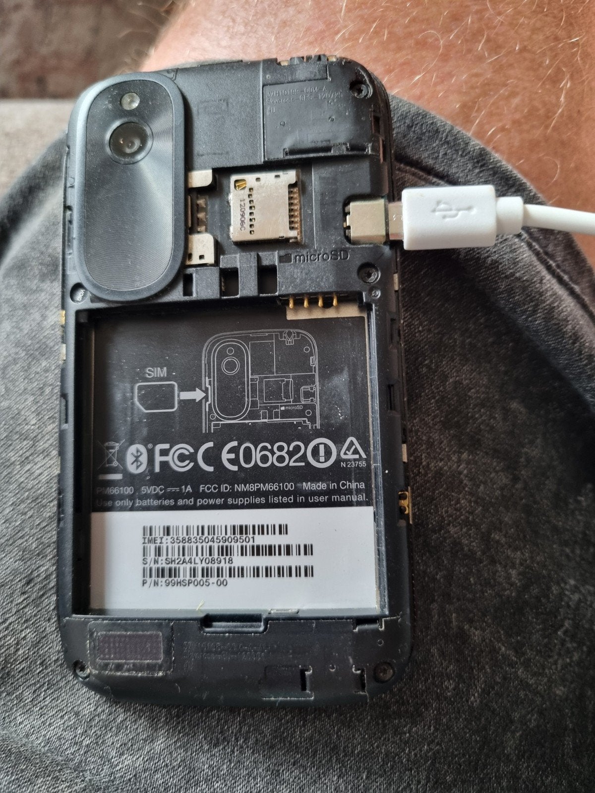 HTC telefoon met barst in scherm, Telecommunicatie, Mobiele telefoons | HTC, Ophalen of Verzenden, Gebruikt, HTC