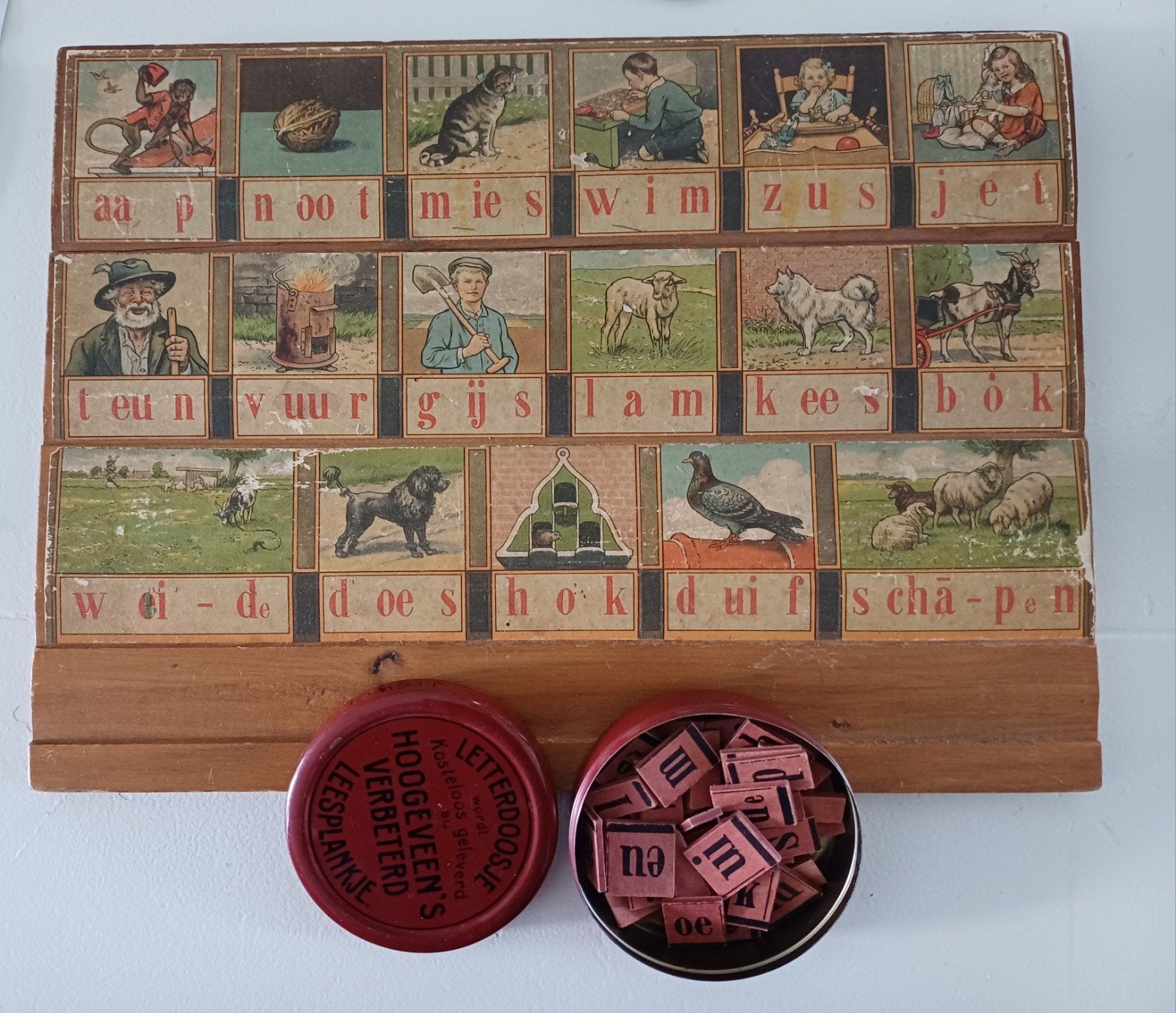 Vintage aap noot mies plankje met oud doosje met letters, Antiek en Kunst, Antiek | Schoolplaten, Ophalen of Verzenden, Overige thema's