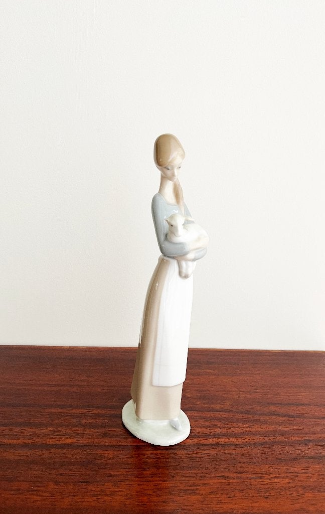 Lladro porseleinen beeldje: meisje met lam 1971, Ophalen of Verzenden, Gebruikt, Mens