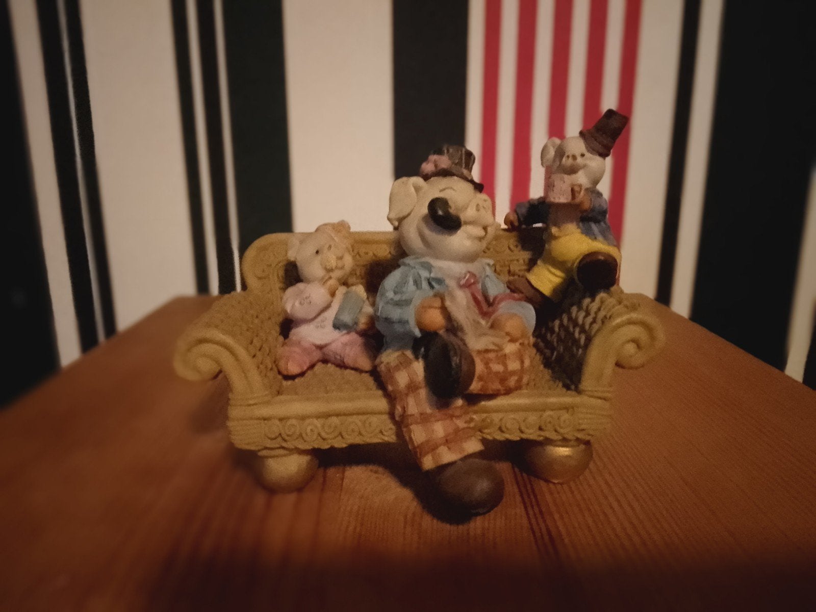 Varkens op bank, Verzamelen, Beelden en Beeldjes, Ophalen of Verzenden, Zo goed als nieuw, Dier