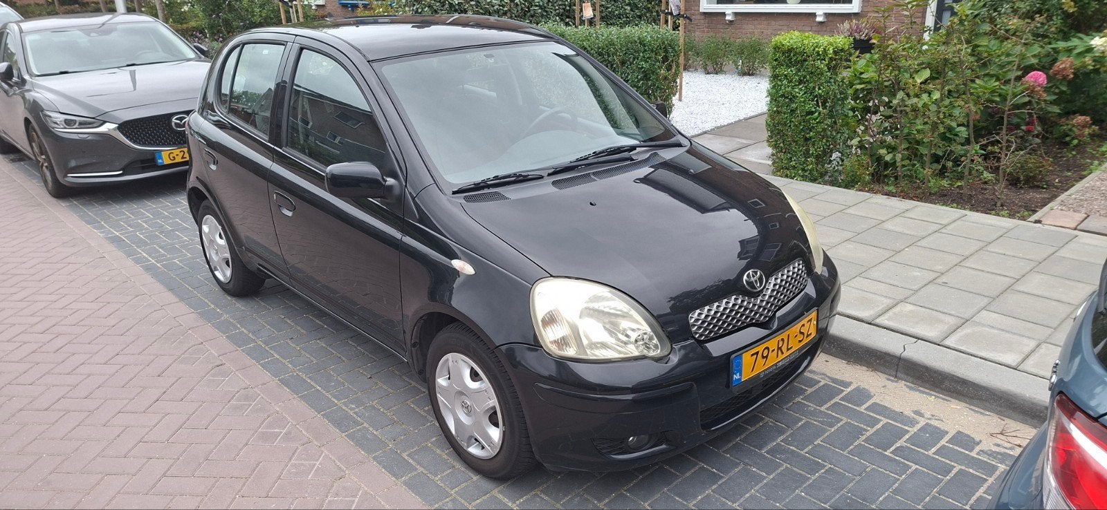 Toyota Yaris 1.3 16V Vvti 5DR 2005 Zwart, Auto's, Voorwielaandrijving, 4 cilinders, 400 kg, Zwart