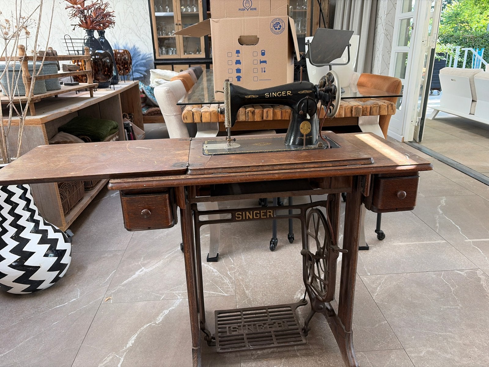 Antieke Singer naaimachine met houten tafel, Ophalen