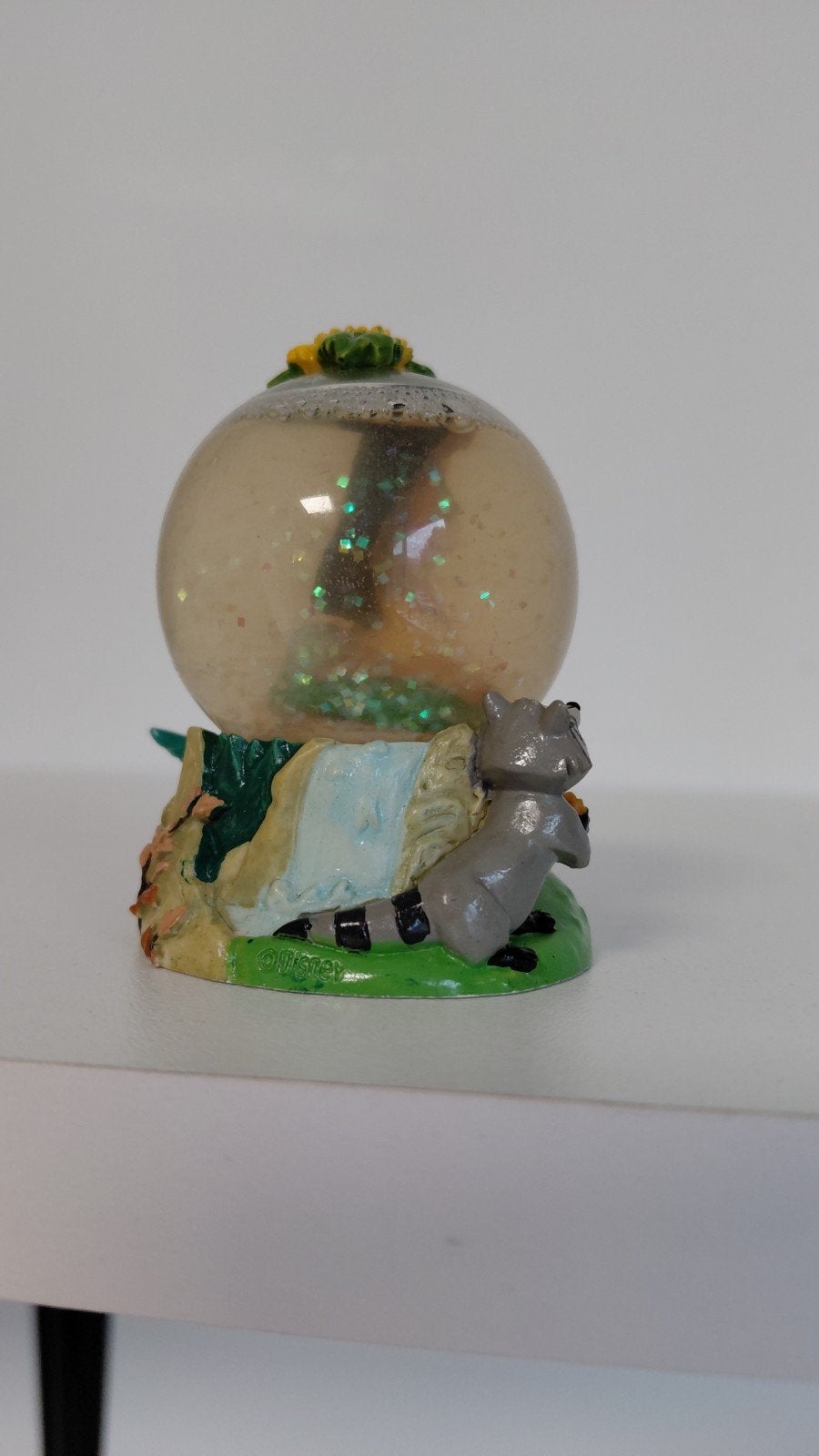 Disney Snowglobe Pocahontas, Verzamelen, Ophalen of Verzenden, Zo goed als nieuw, Beeldje of Figuurtje
