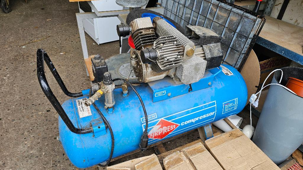 Airpress 2-cilinder compressor (defect), Doe-het-zelf en Verbouw, Compressors, Ophalen, Gebruikt, 200 tot 400 liter/min, 6 tot 10 bar