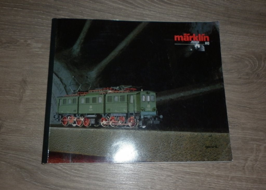 Catalogus Märklin  1986  160 pagina, Gelijkstroom of Wisselstroom, Zo goed als nieuw, Märklin, Boek, Tijdschrift of Catalogus