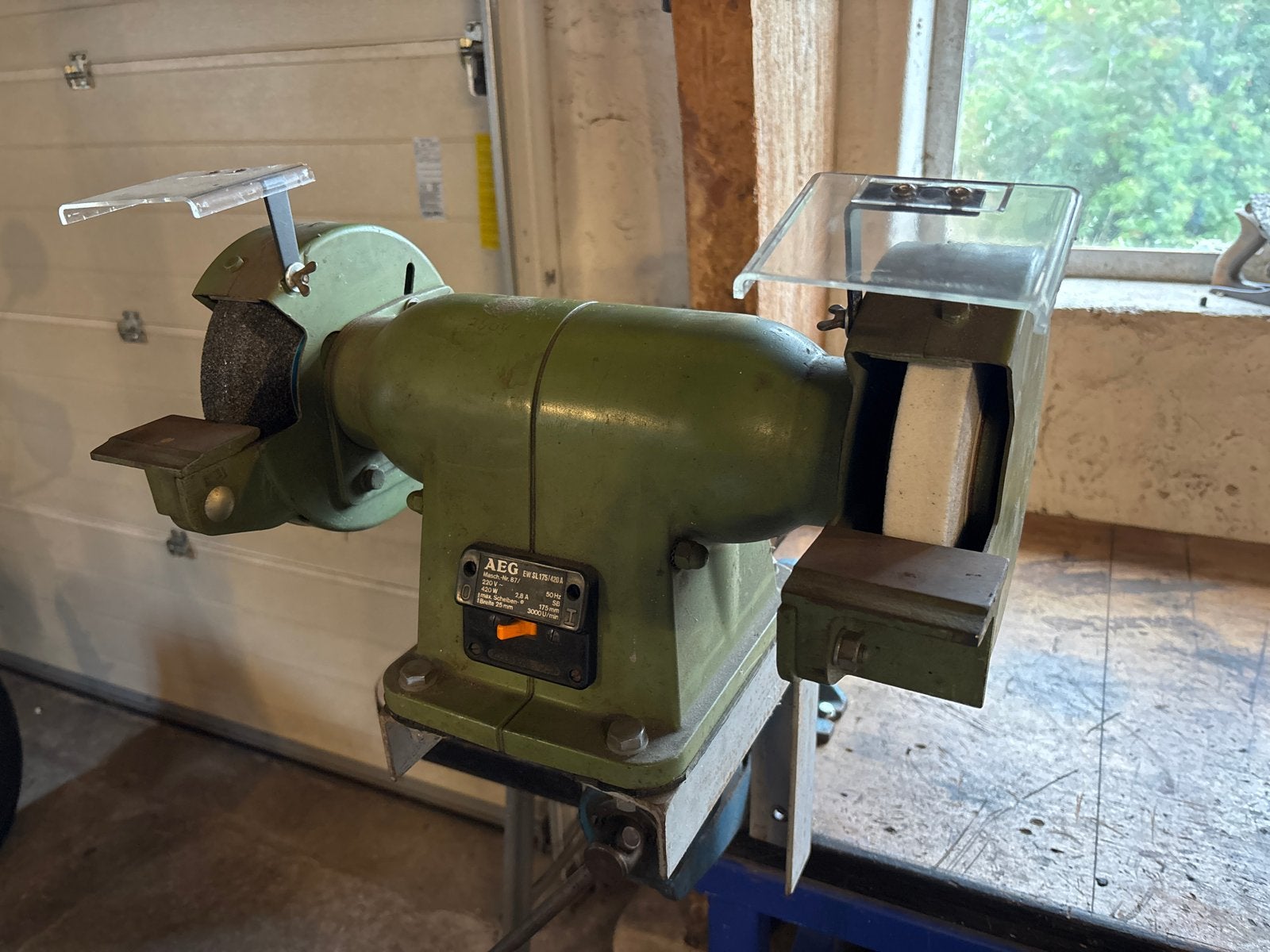 AEG Slijpmachine met muurbeugel 175mm, Ophalen, Gebruikt, Minder dan 700 watt, Werkbankslijpmachine