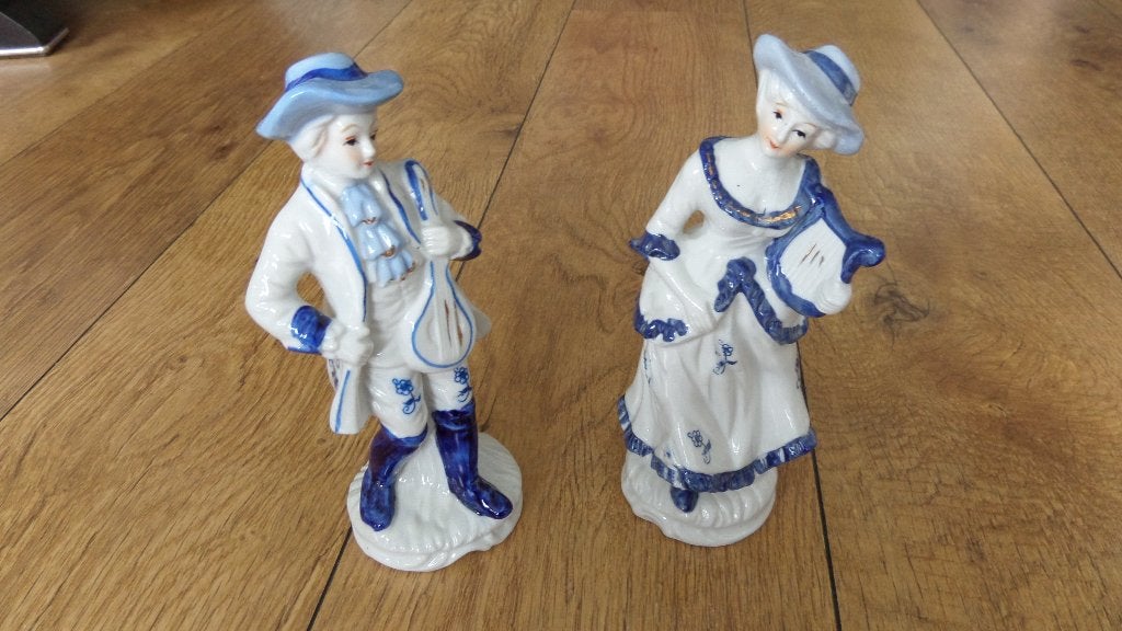 2 beeldjes van muzikanten man + vrouw delfsblauw van kleur, Ophalen of Verzenden, Zo goed als nieuw, Mens