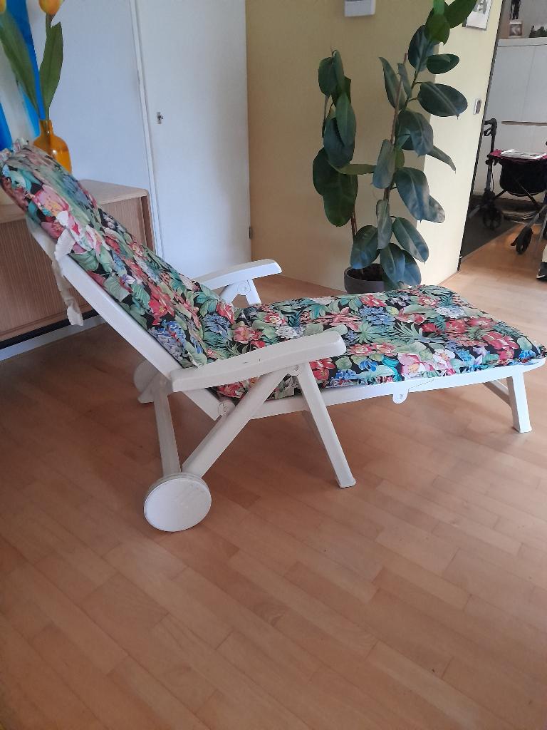 Ligstoel kunststof met wielen, Tuin en Terras, Ligbedden, Ophalen, Zo goed als nieuw, Kunststof, Verstelbaar