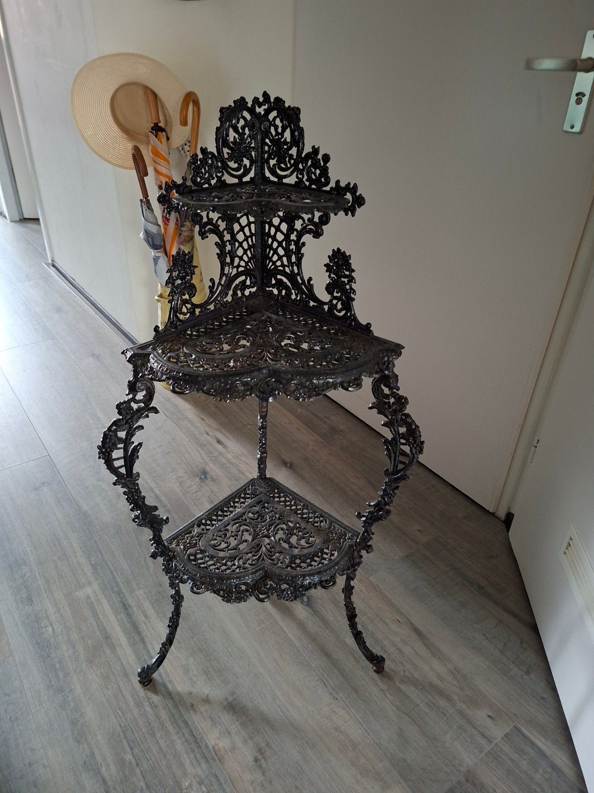 Gietijzeren hoektafel - Sierlijk en decoratief, Antiek en Kunst, Ophalen