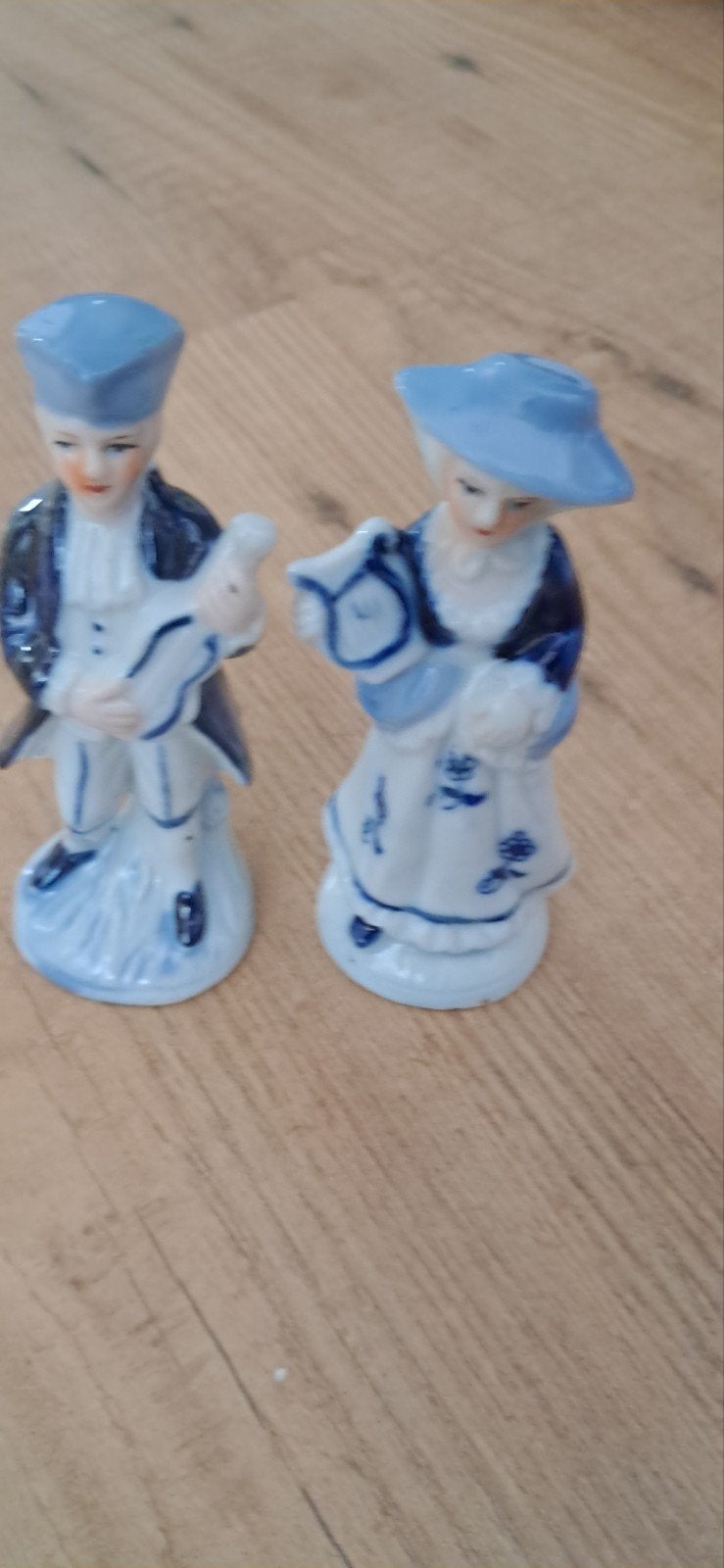 Delfts Blauw beeldjes: Man met luit en vrouw met bloemen, Ophalen of Verzenden