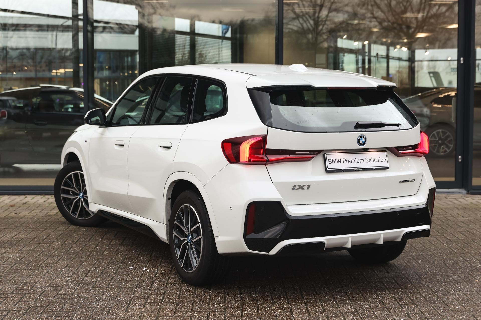 BMW iX1 eDrive20 M Sport / Sportstoelen / M Adaptief onderst, Auto's, BMW, Gebruikt, Met garantie (alle), 24 min, Origineel Nederlands