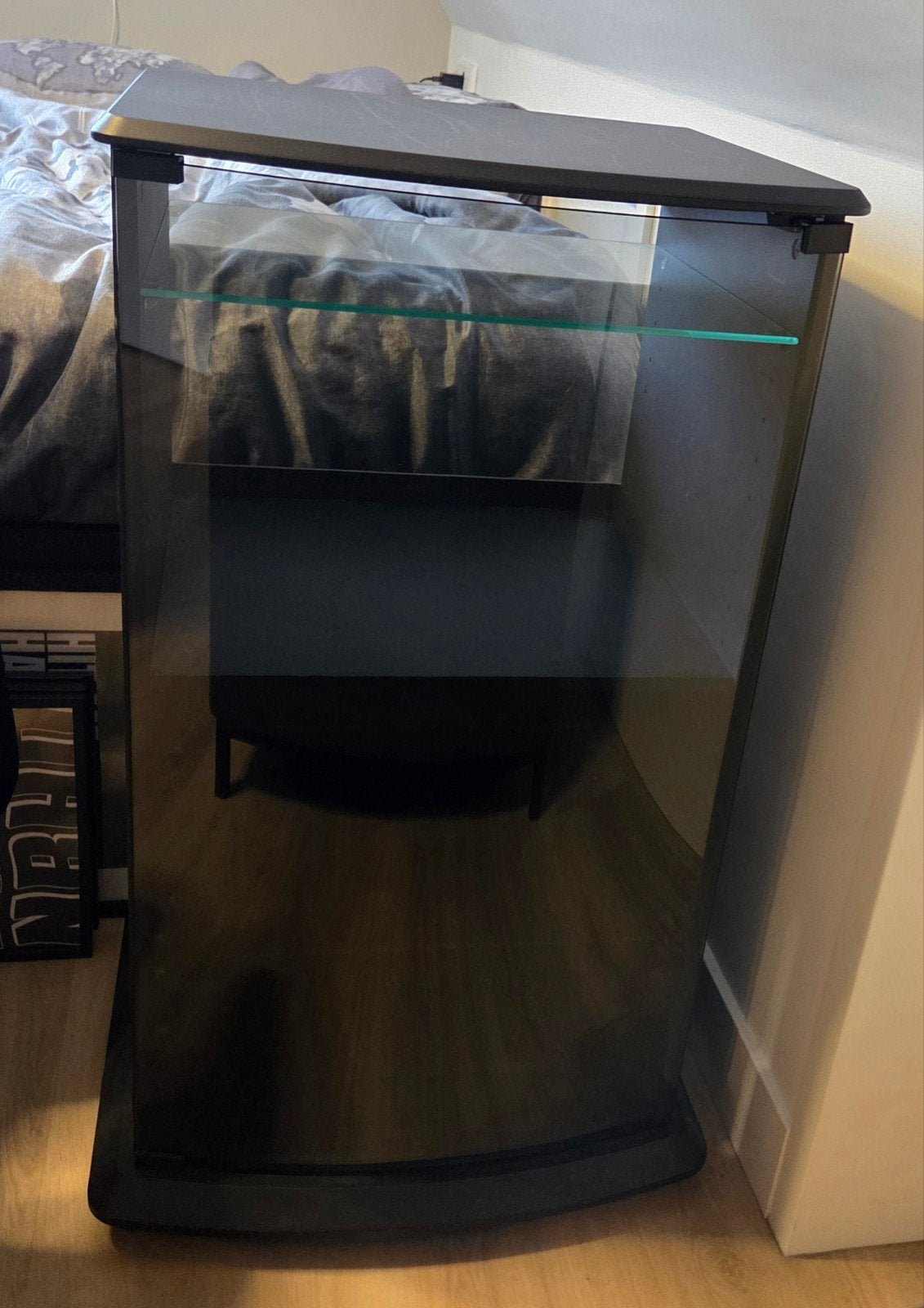 Zwarte houten kast met glazen deur en glazen planken, Ophalen, Met plank(en), Gebruikt, 50 tot 100 cm