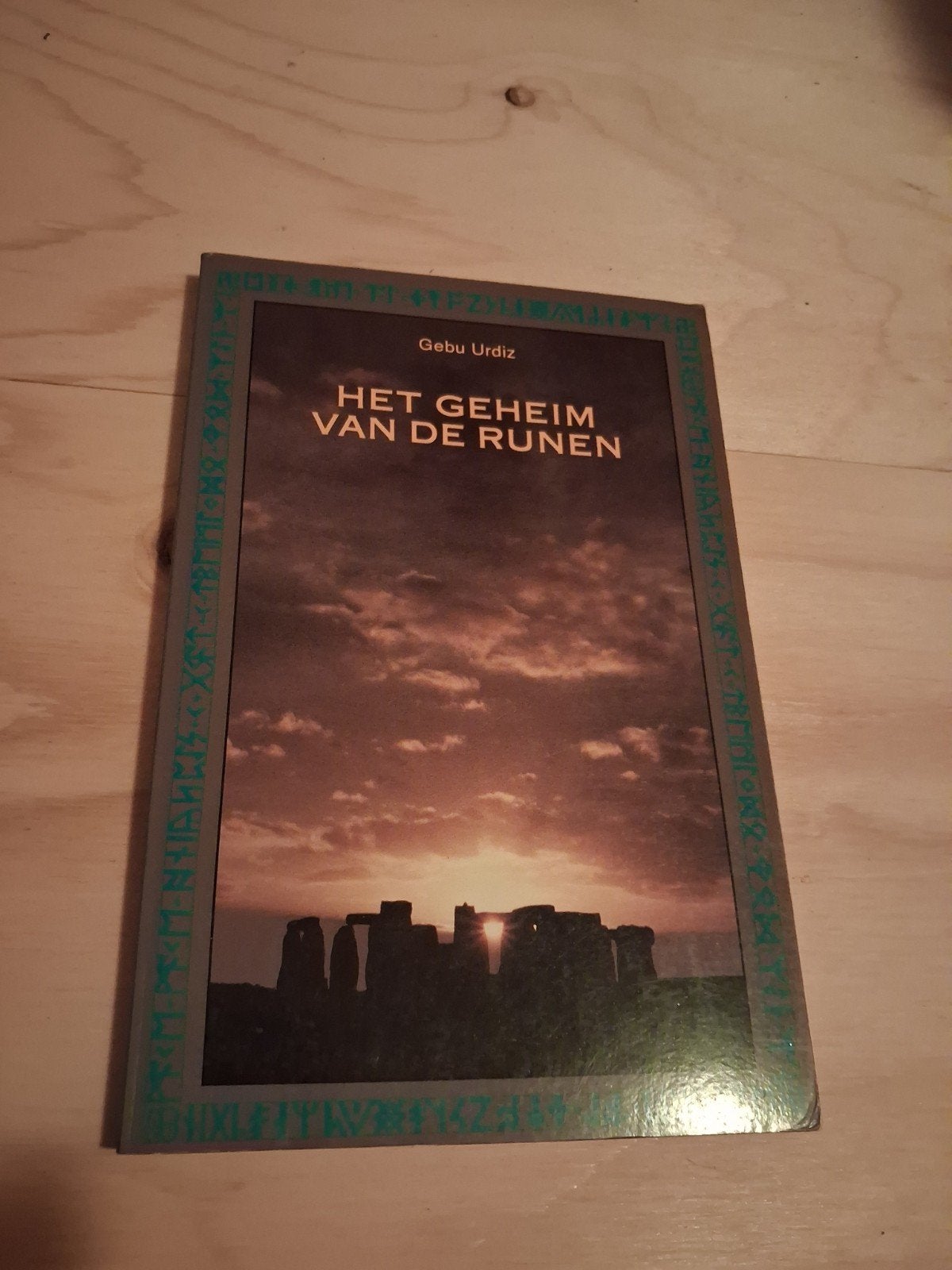 Het geheim van de runen - Gebu Urdiz, Boeken, Gebu Urdiz, Overige typen, Ophalen of Verzenden, Zo goed als nieuw