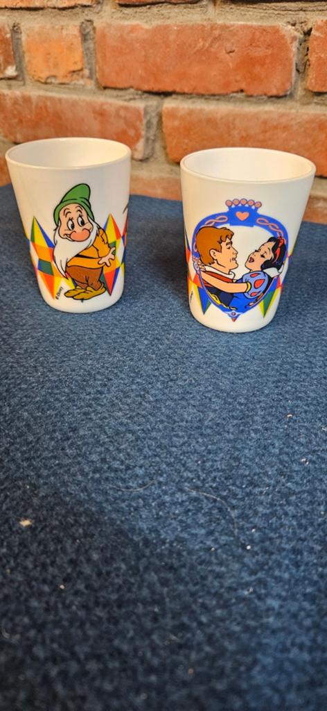 2 Disney Acropal bekers Sneeuwwitje en de Zeven Dwergen, Ophalen of Verzenden, Sneeuwwitje of Doornroosje, Gebruikt, Servies