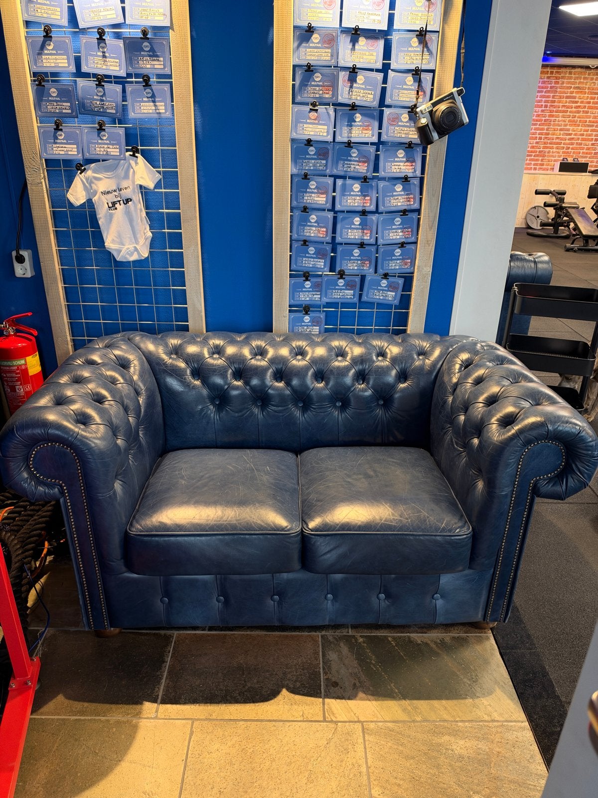 Stijlvolle 2-zits blauwe Chesterfield bank, Huis en Inrichting, Gebruikt, 150 tot 200 cm, Tweepersoons, Ophalen of Verzenden