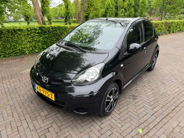 Toyota Aygo 1.0-12v Dynamic Navigator/Airco/LMV/APK, Voorwielaandrijving, Euro 5, Gebruikt, 4 stoelen