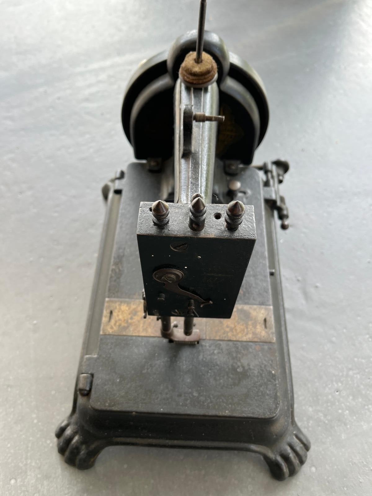 Antieke handnaaimachine met sierlijke details, Ophalen of Verzenden