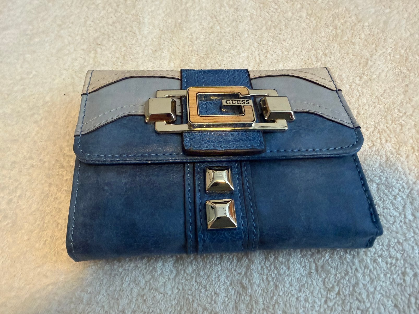 Blauwe vintage Guess portemonnee  met beschadigingen, Gebruikt, Blauw, Guess, Ophalen of Verzenden