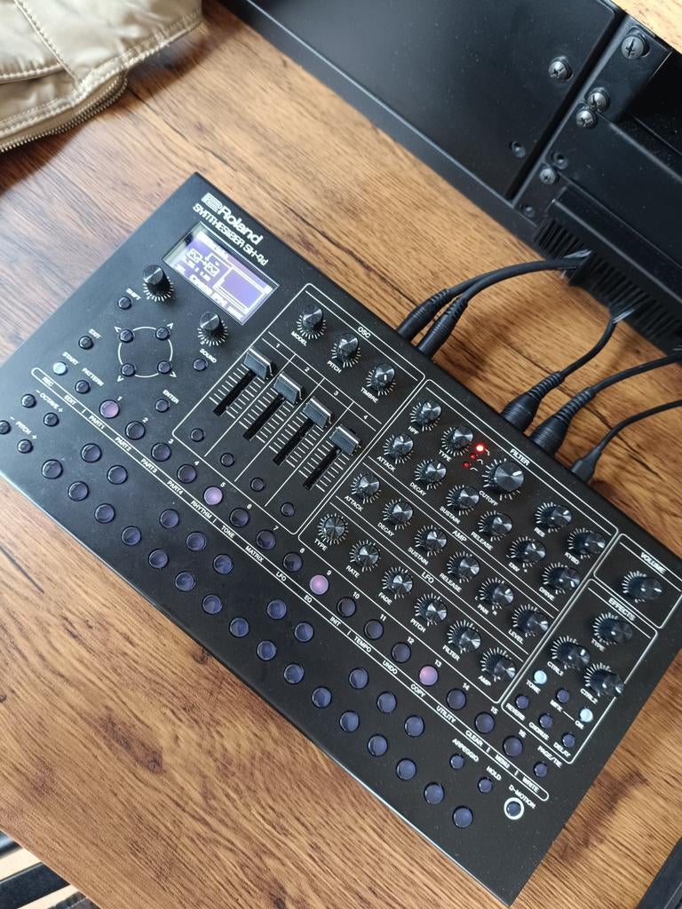 Roland SH-4d Synthesizer met kabels en doos, Muziek en Instrumenten, Synthesizers, Ophalen of Verzenden, Zo goed als nieuw, Overige aantallen