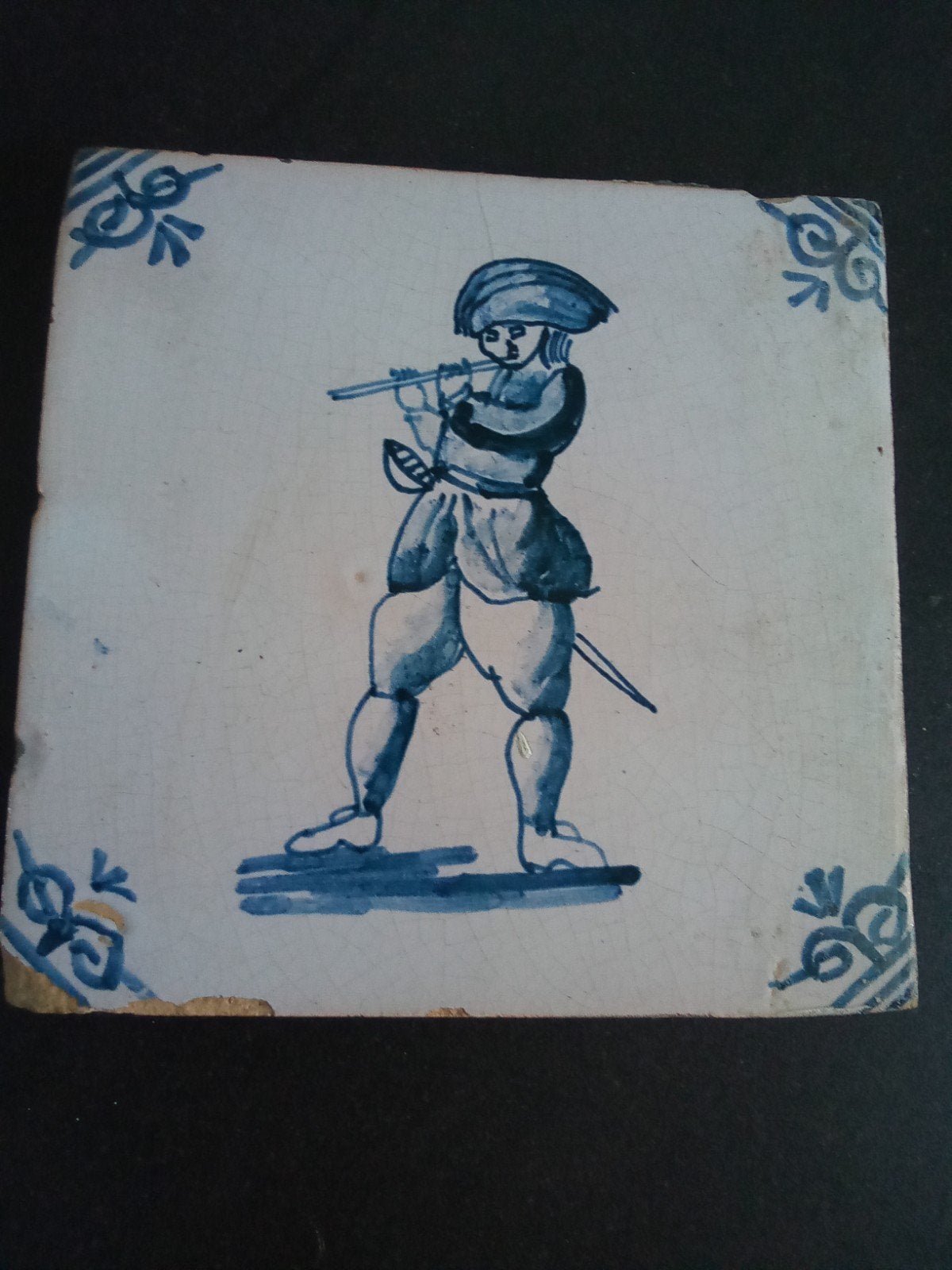 Antieke Delfts Blauwe Tegel met Fluitspeler 1700, Ophalen of Verzenden