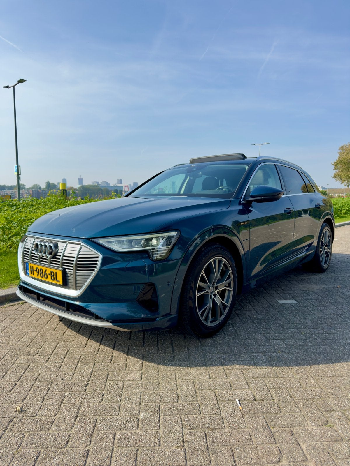 Audi e-tron 50 Quattro 2019 Blauw, Dealer onderhouden, 1800 kg, 124 €/maand, Blauw