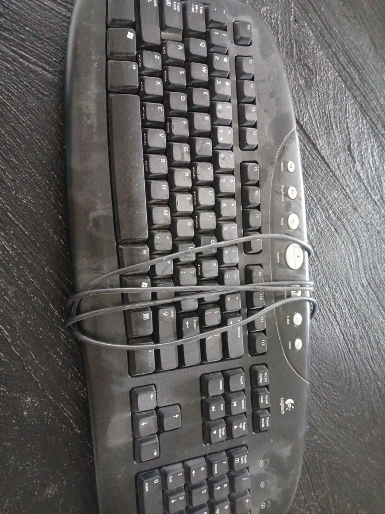 Logitech toetsenbord met PS/2 aansluiting, Computers en Software, Toetsenborden, Gebruikt, Qwerty, Bedraad, Multimediatoetsen