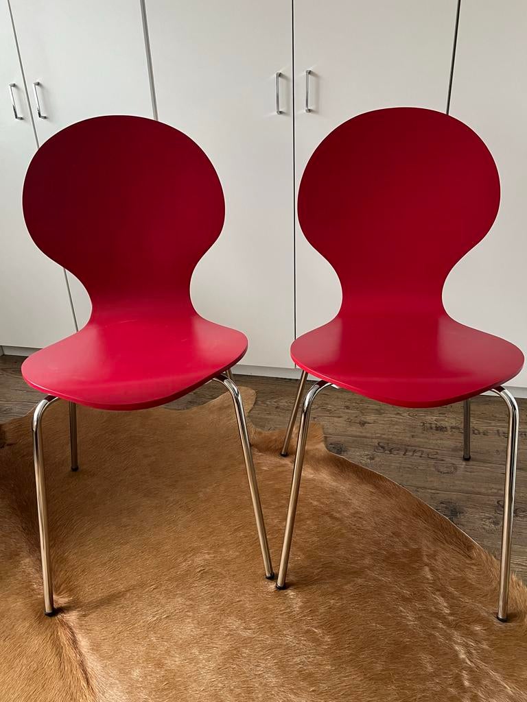 Twee rode bijzetstoelen, stapelbaar, Ophalen, Kunststof, Twee, Zo goed als nieuw