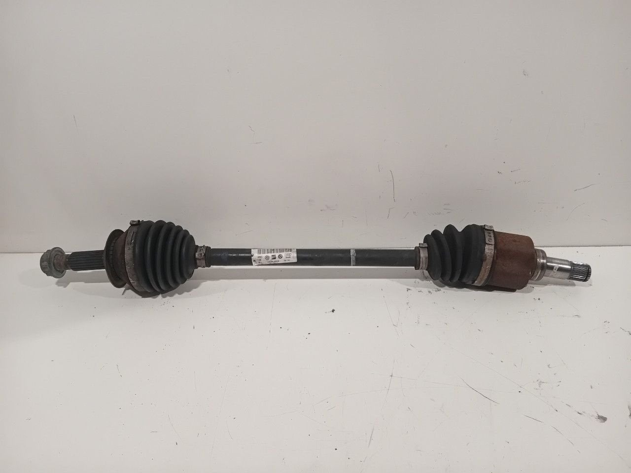 Aandrijfas links voor Volkswagen Up, Onderdelen@venauto.nl, Van der Ven Autorecycling B.V., Gebruikt, Ettenseweg 76, 4706 PB Roosendaal, The Netherlands