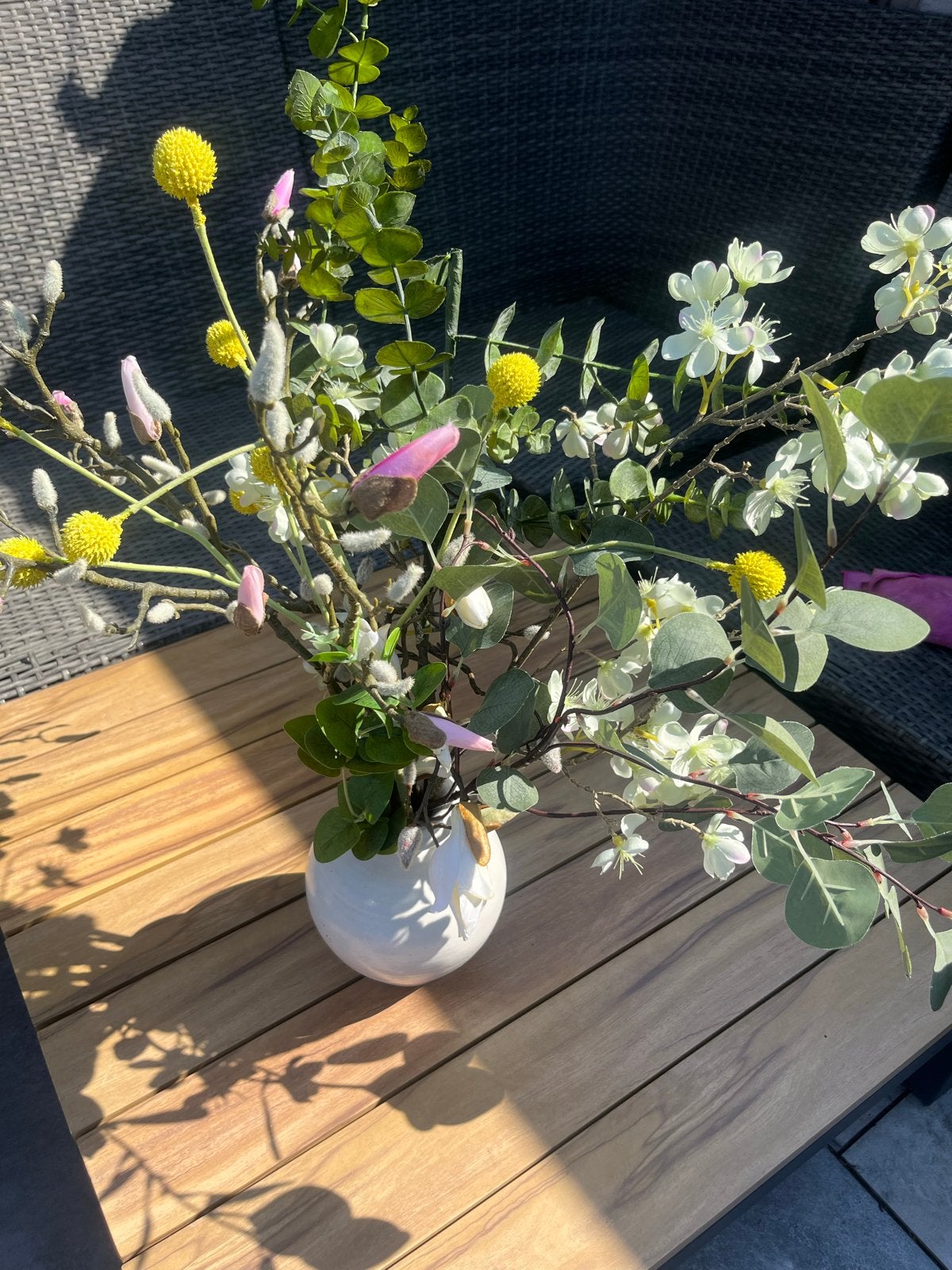 Prachtige vaas met kunstbloemen, Huis en Inrichting, Woonaccessoires | Vazen, Ophalen of Verzenden, Zo goed als nieuw, Wit