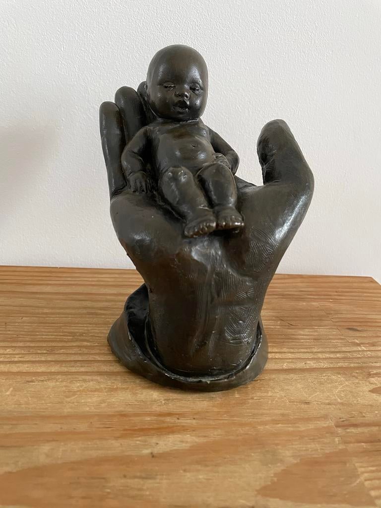 Bronzen beeldje 'Baby in hand' van Mat Wanders, Ophalen, Overige onderwerpen, Minder dan 20 cm, Brons