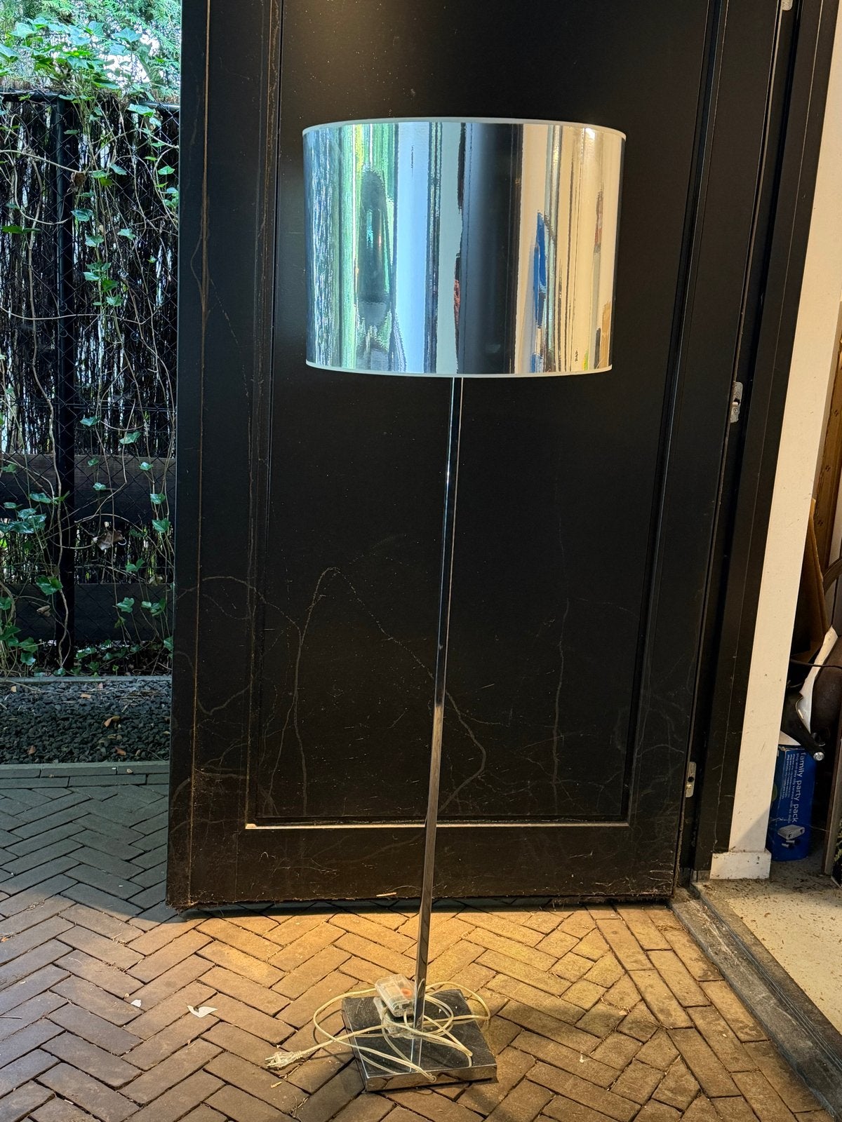 Stijlvolle staande lamp met chroomkleurige kap, Ophalen, Gebruikt, E27 (groot), Metaal