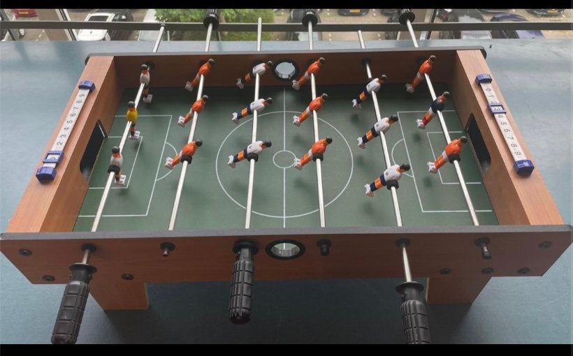 Kleine voetbaltafel oranje NL team, Ophalen of Verzenden, Zo goed als nieuw