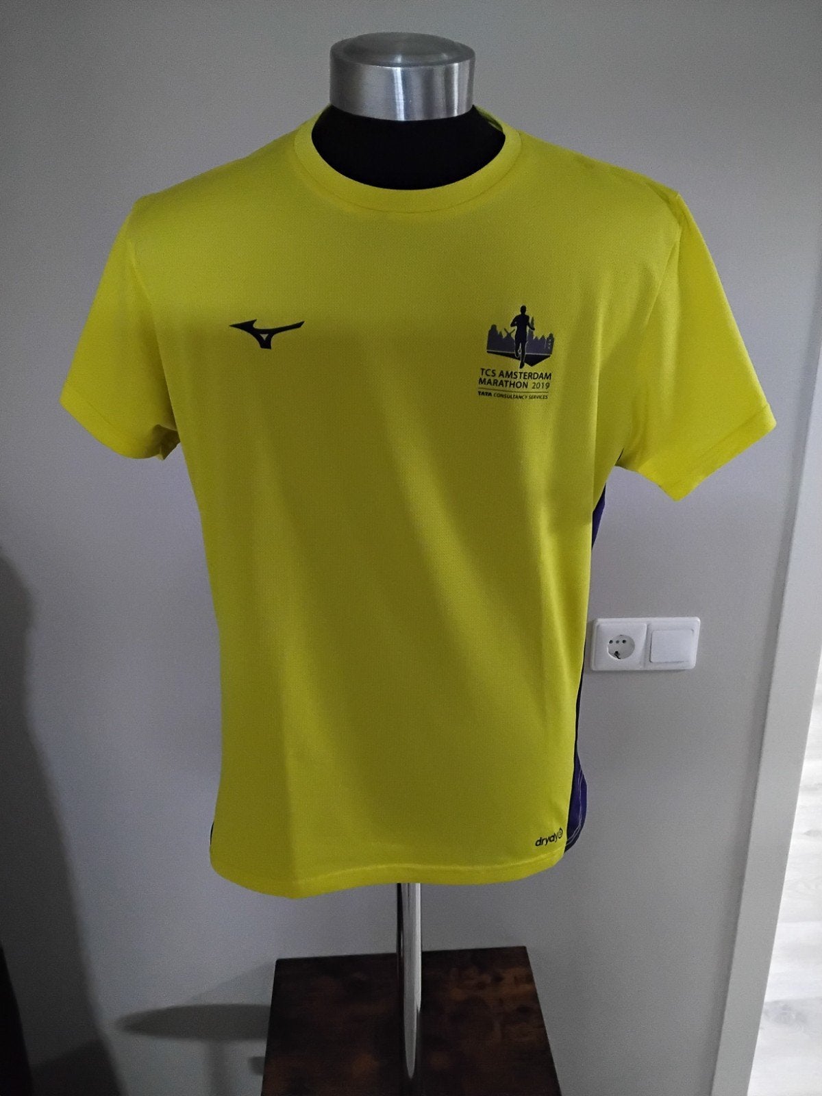 Mizuno TCS Amsterdam Marathon 2019 shirt - Maat L, Kleding | Heren, Maat 52/54 (L), Mizuno, Geel, Ophalen of Verzenden