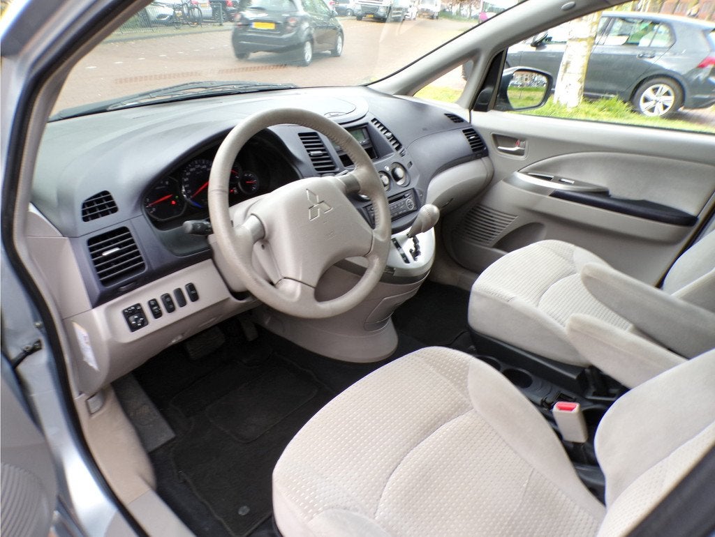 Mitsubishi Grandis 2.4-16V Intense Automaat 7 persoons, Auto's, Mitsubishi, 7 stoelen, Metallic lak, 10 km/l, Bedrijf