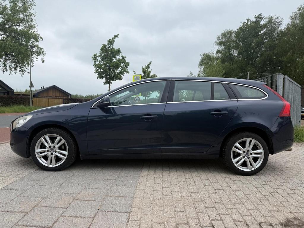 Volvo V60 1.6 T3 Momentum Airco Navi Camera Trekhaak Cruise, Voorwielaandrijving, Gebruikt, 4 cilinders, 150 pk