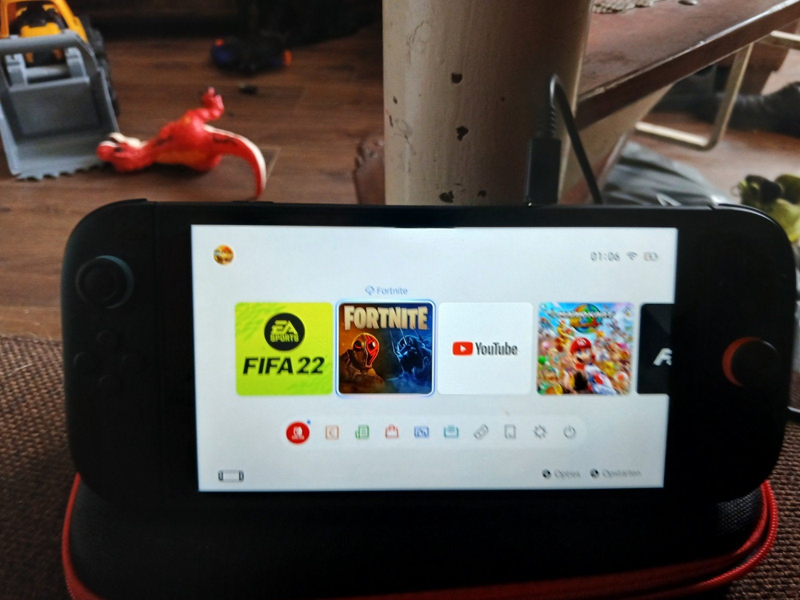 Nintendo Switch met hoes allen fifa 22 en fortnite, Ophalen, Met games, Met 2 controllers, Zo goed als nieuw