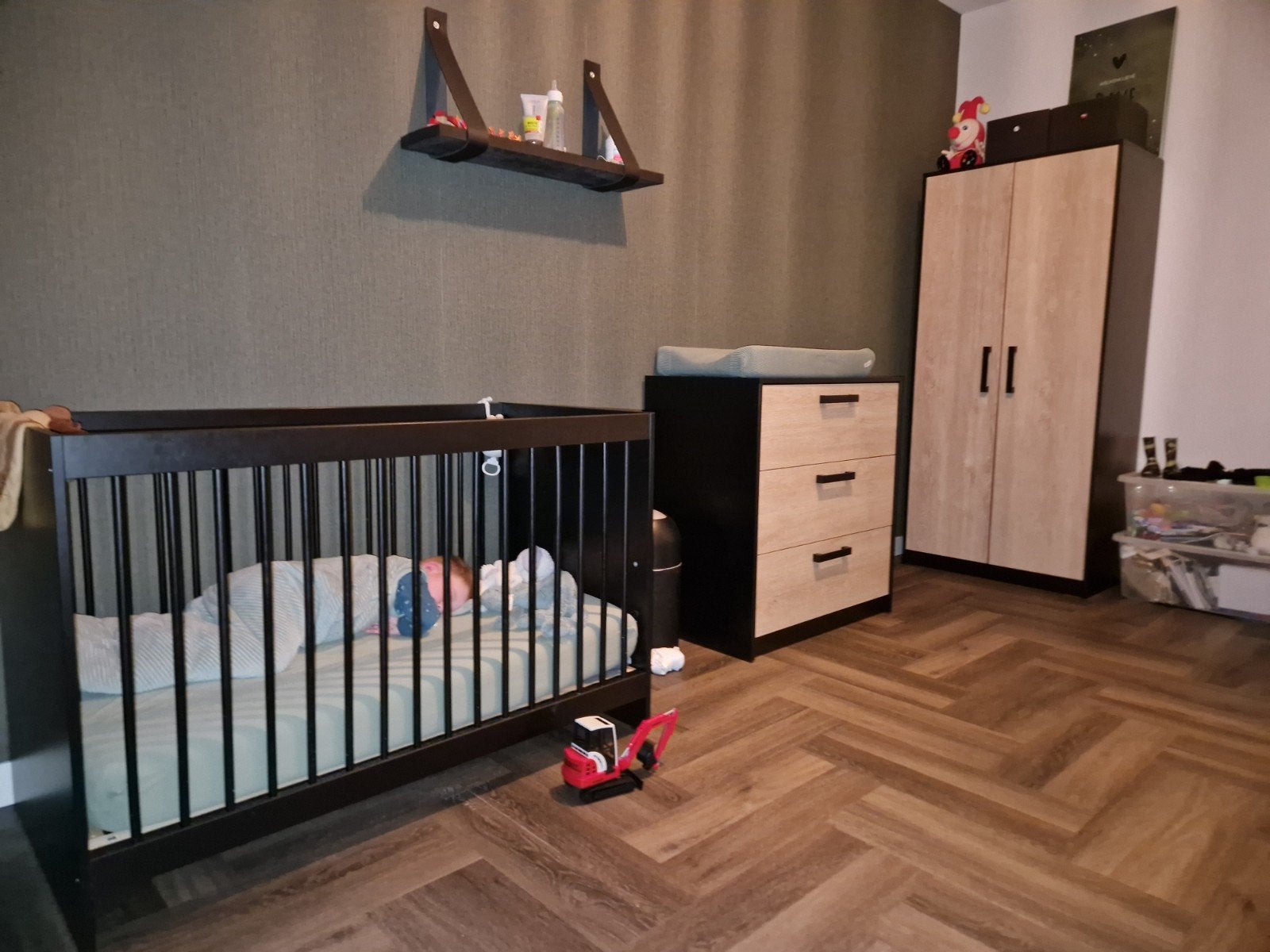 Nova kinderkamer Zwart ledikant, comode en kledingkast, Ophalen, Zo goed als nieuw, Ledikant