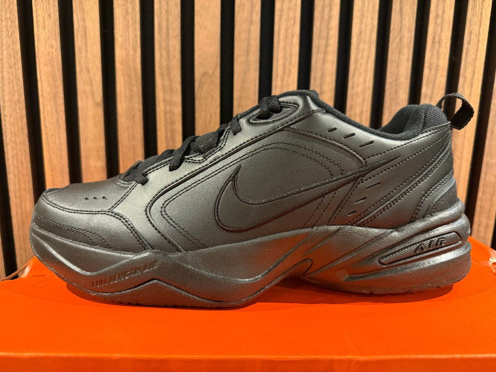 Nike Air Monarch IV in Triple Black artikelnummer 415445-001, Nieuw, Ophalen of Verzenden, Sportschoenen, Zwart