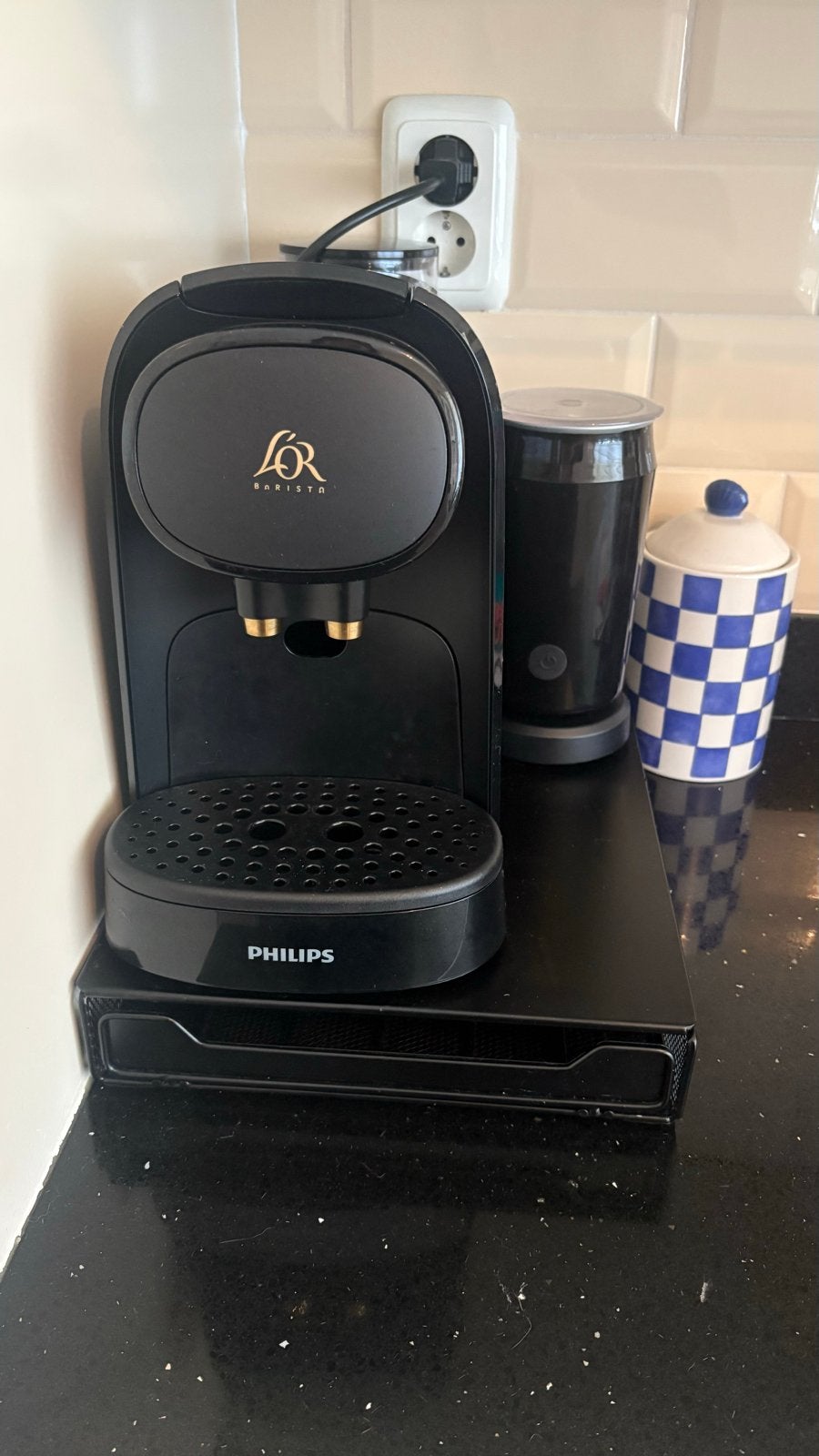 Zo goed als nieuwe L'OR Barista koffiecupmachine met melkops, Witgoed en Apparatuur, Koffiezetapparaten, Zo goed als nieuw, Koffiepads en cups